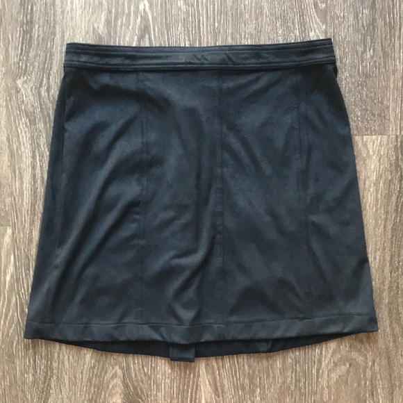 SOLD ✨ Francesca’s Floral Embroidered Suede Skirt - Picture 7 of 7